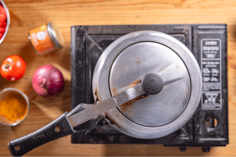 שלב ראשון - טיגון כל המרכיבים