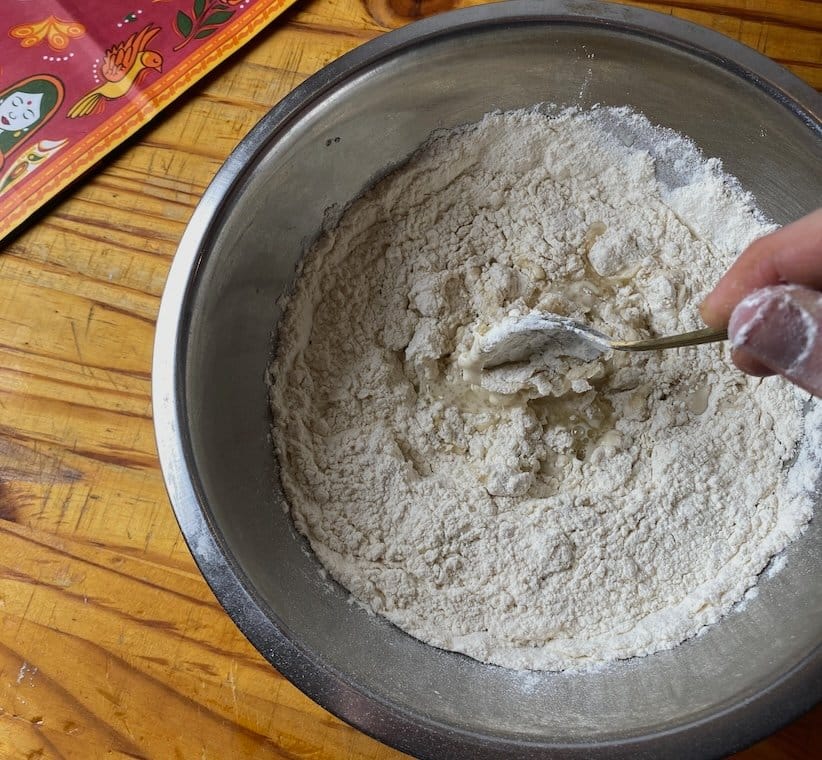 ערבוב הבצק בכף